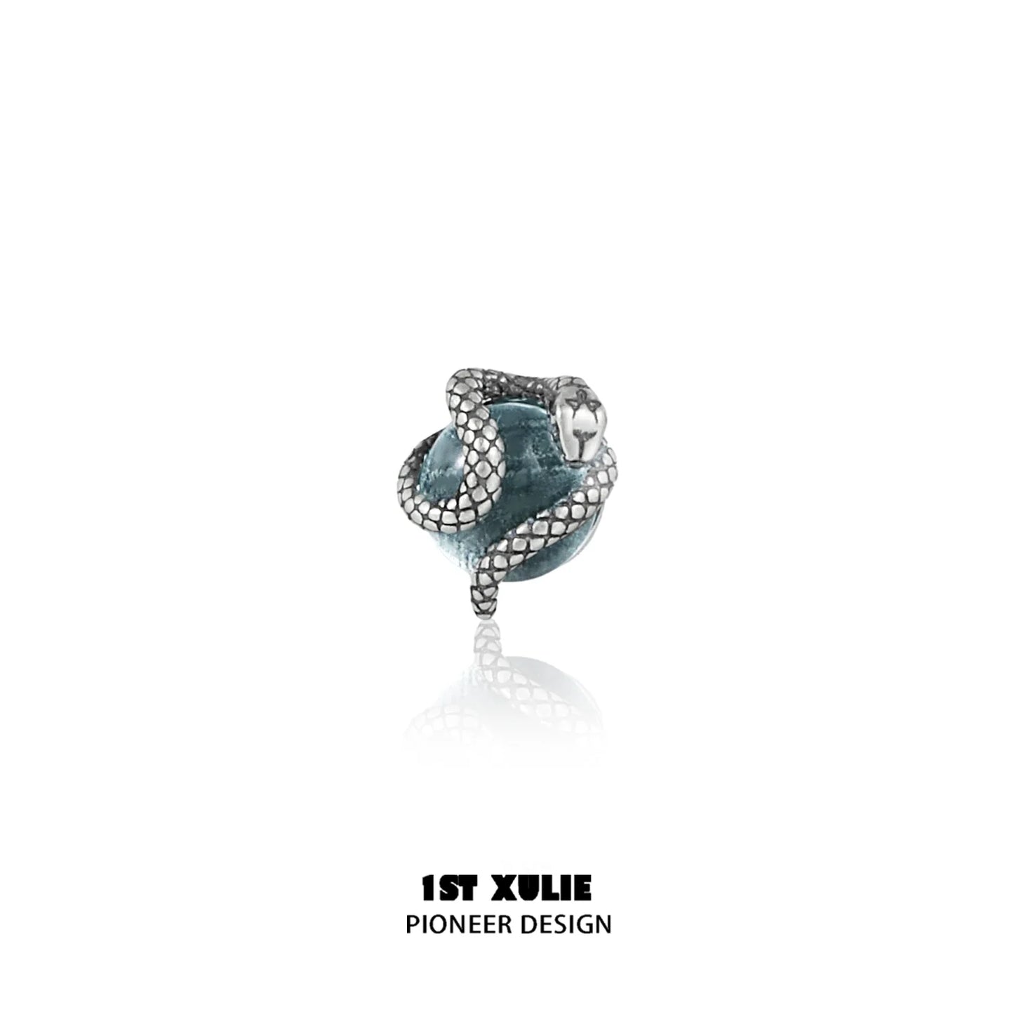 Stylish Y2K snake earrings featuring intricate design and gemstone detail for a trendy look