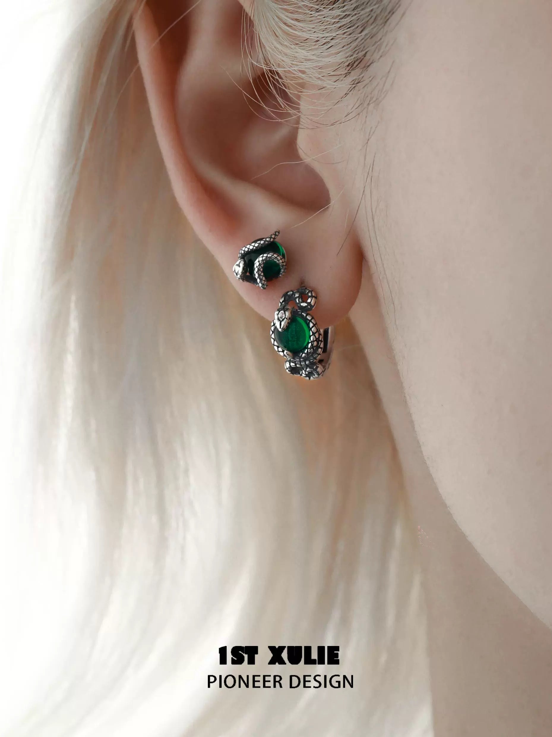 Stylish Y2K snake earrings with green stones in a vintage silver design for a trendy look