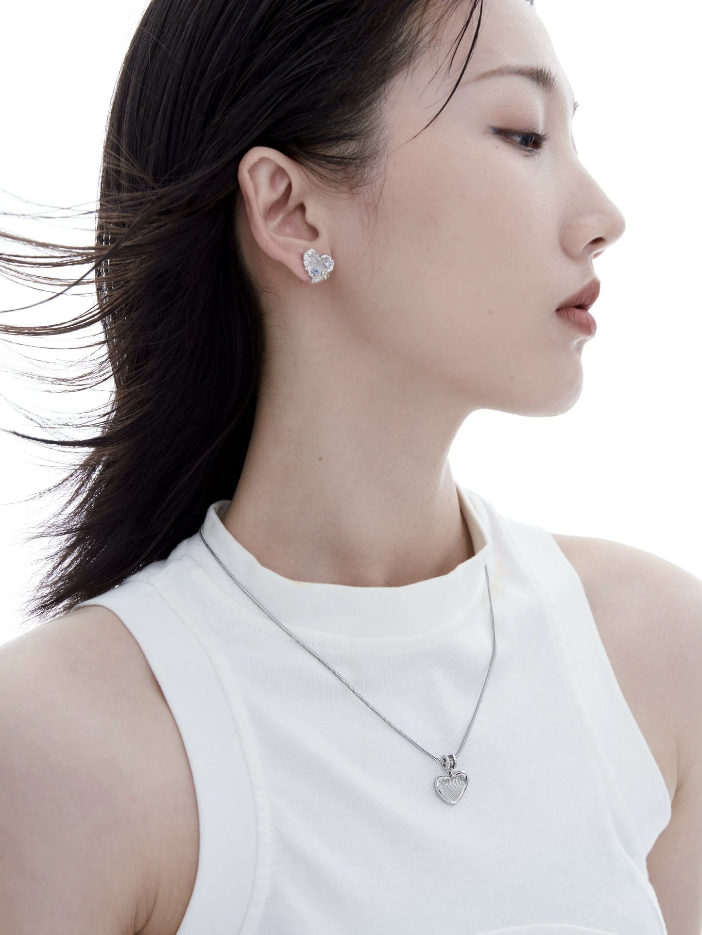 Elegant woman wearing a removable clavicle chain necklace in silver with heart pendant