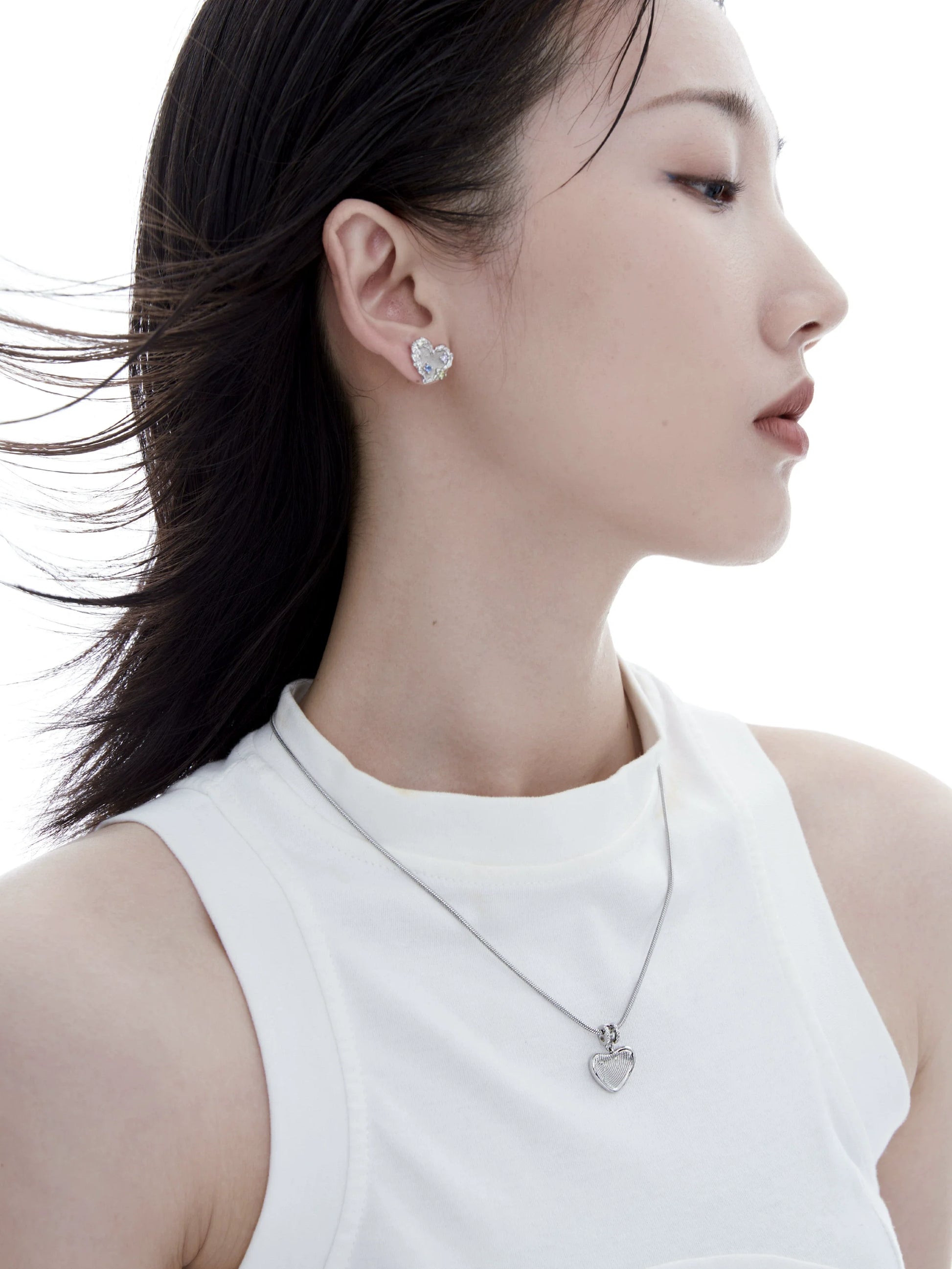 Elegant woman wearing a removable clavicle chain necklace in silver with heart pendant