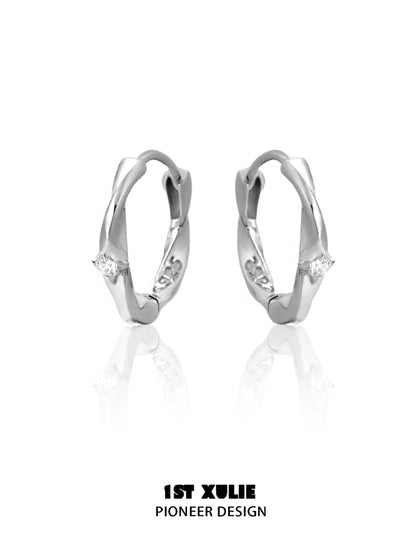 Elegant shooting star silver earrings featuring sparkling accents for a unique accessory
