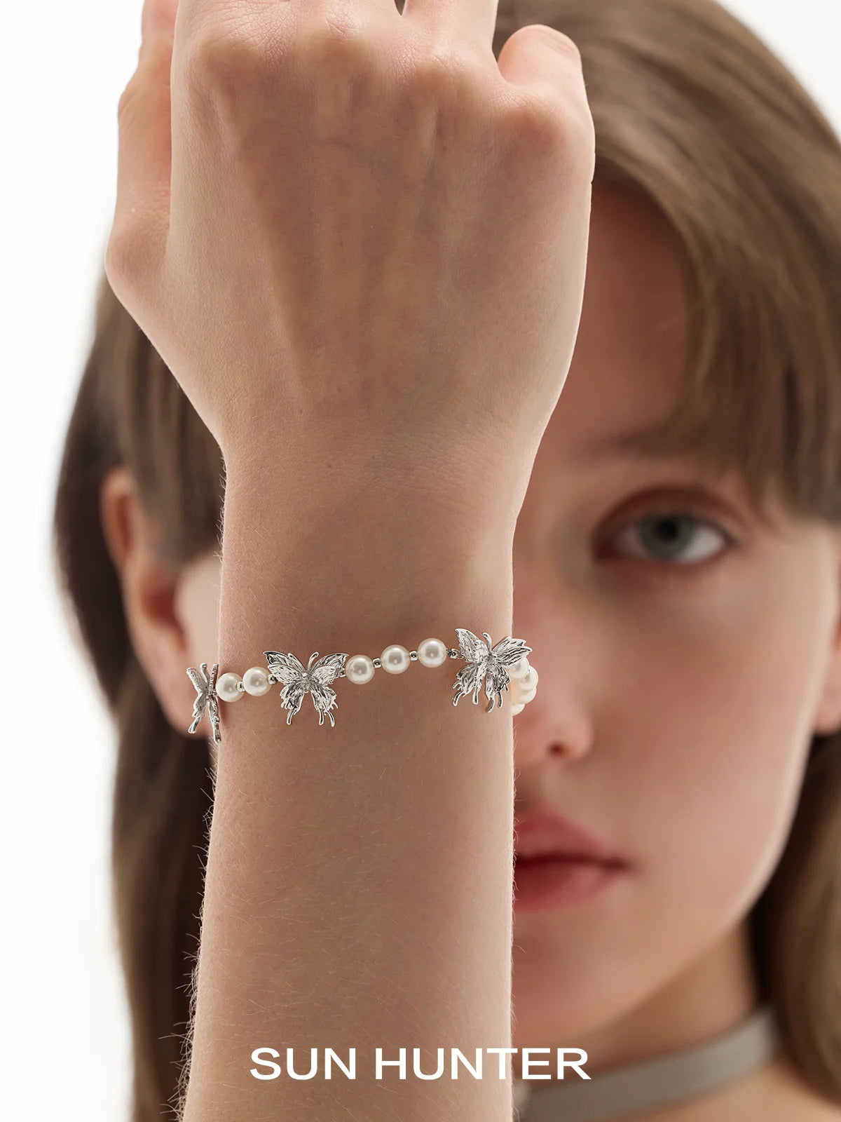 SUN HUNTER butterfly pearl bracelet featuring silver butterflies and elegant pearls for a stylish look