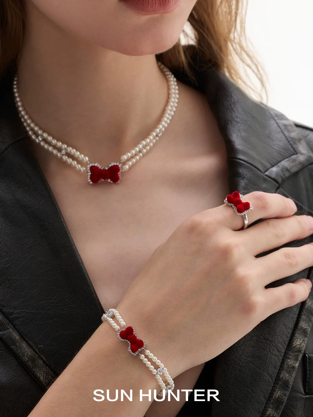 SUN HUNTER Velvet butterfly heart ring paired with pearl bracelet and necklace for elegant style