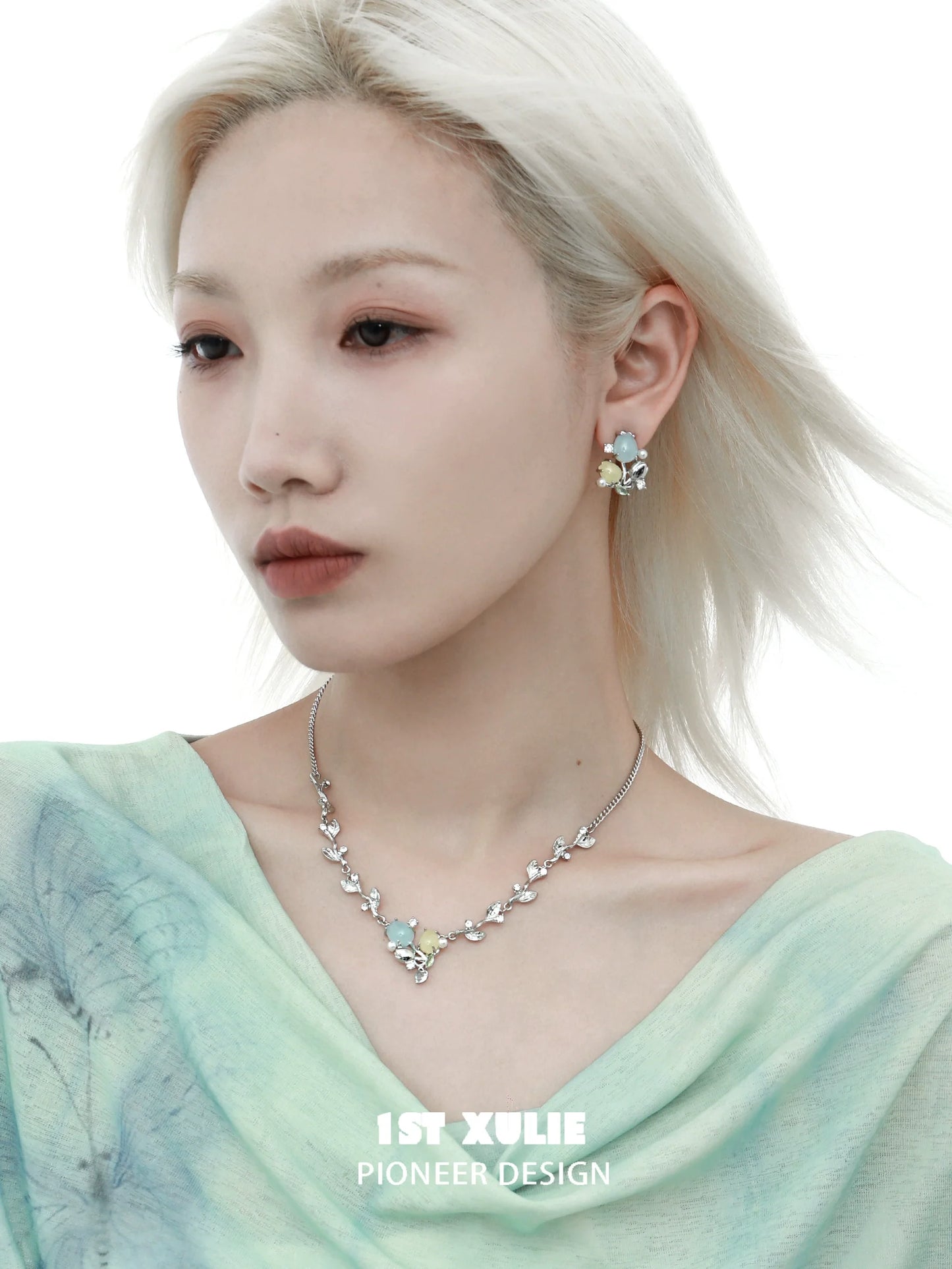 Elegant tulip clavicle necklace featuring delicate floral design and shimmering gemstones