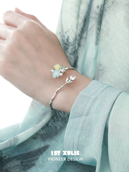 Elegant tulip silver bracelet featuring floral accents for a stylish accessory look