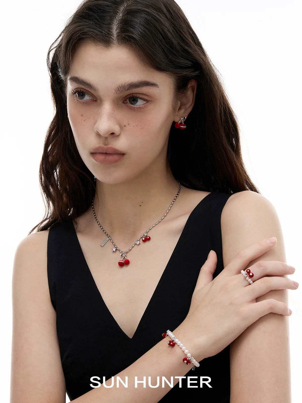 SUN HUNTER velvet cherry pearl bracelet adorned with elegant cherry beads and silver accents