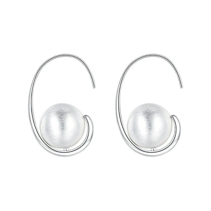 SUN HUNTER vintage orbital earrings with a sleek silver design and glossy pearl accents