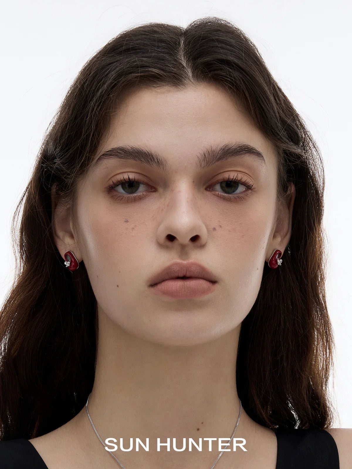 SUN HUNTER vintage walking shoe earrings in red and silver for a unique fashion statement