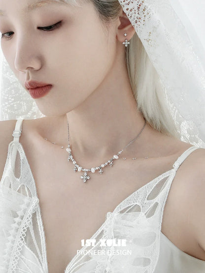 Elegant Y2K pearl necklace with floral accents, perfect for stylish accessorizing
