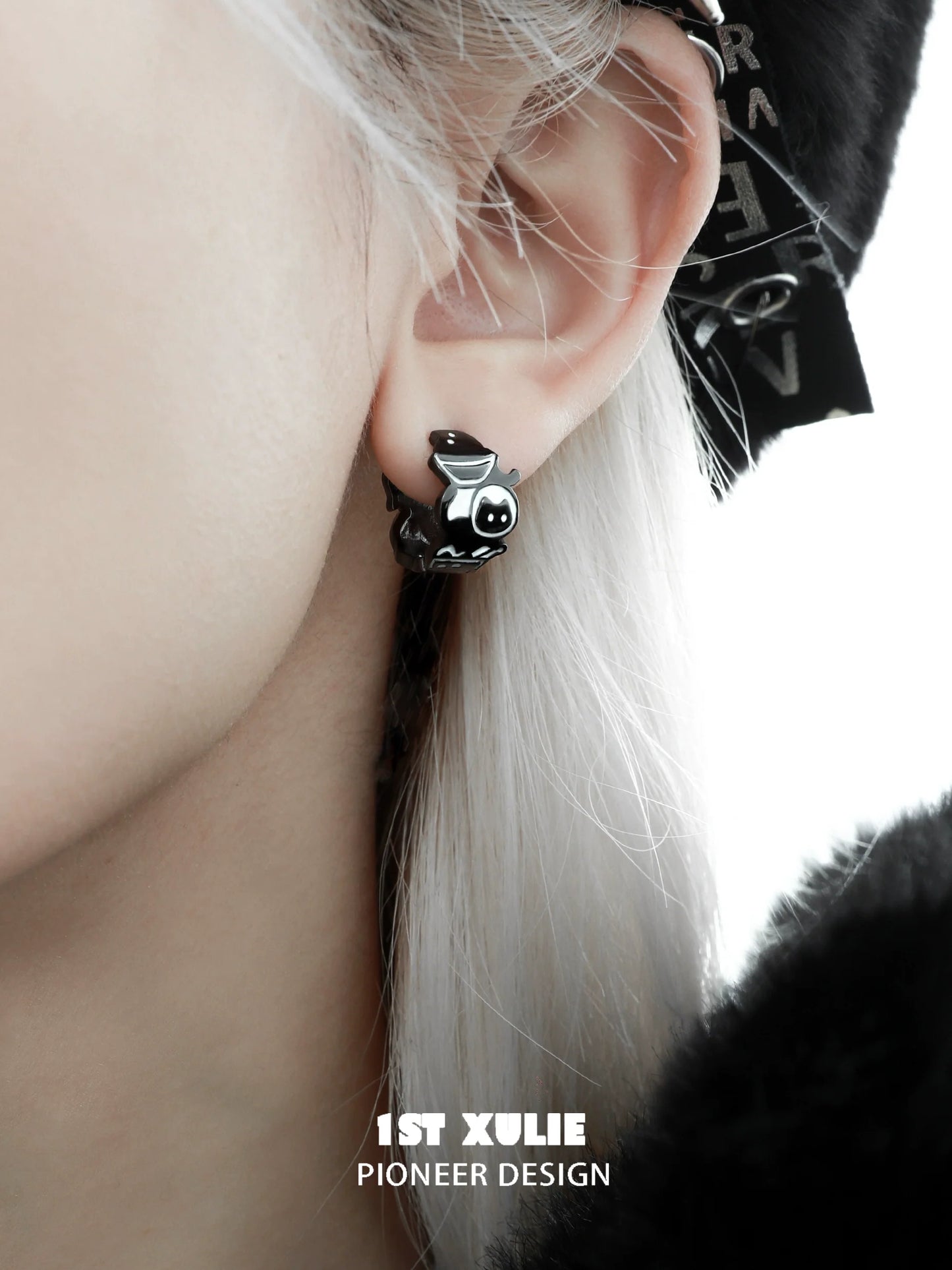 Distinctive Y2K punk cat earrings in black and white, perfect for stylish cat lovers